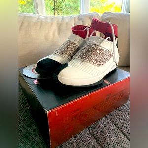 US 9.5 Air Jordan XX OG. Only wore couple times.